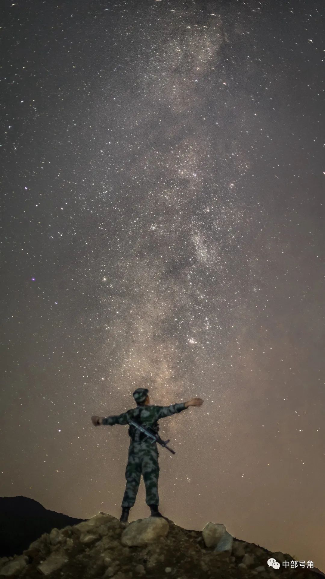 男人仰望星空的图片图片