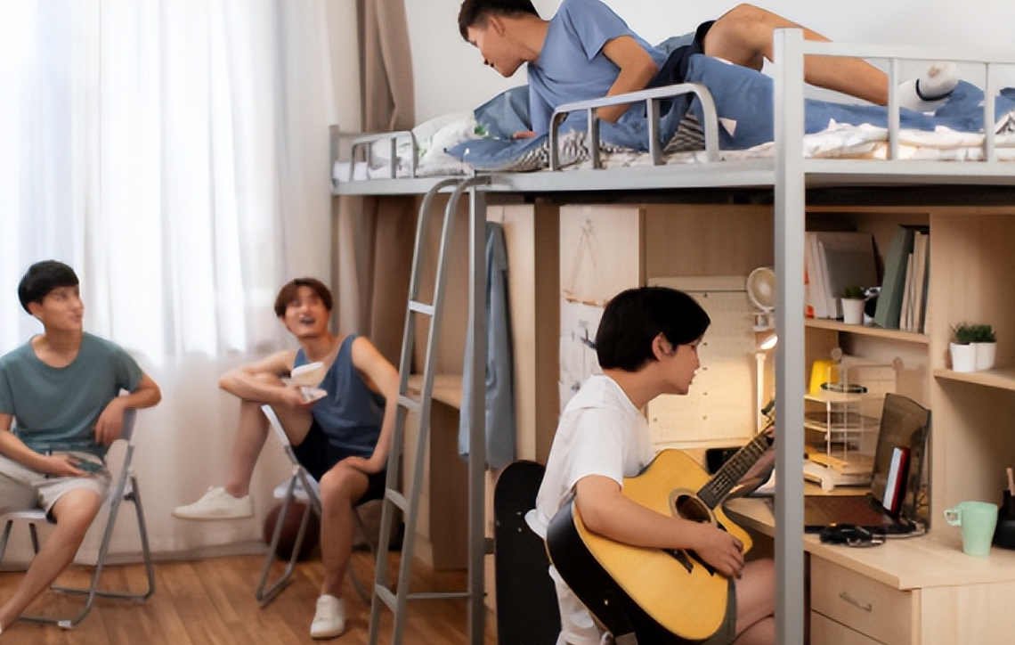 女大学生晒寝室照片,家长看后很生气,意外发现零花钱的去向