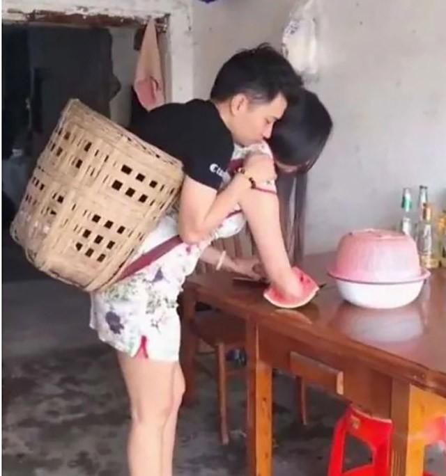 回顾残疾夫妻走红后无腿丈夫另寻新欢断臂妻子带女儿再恋帅小伙