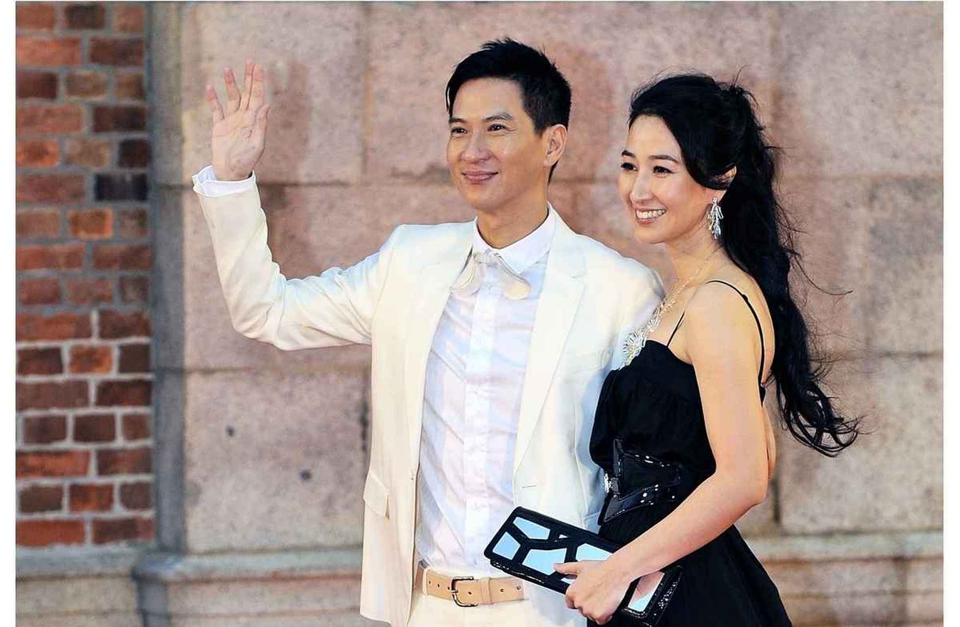 张家辉在郑裕玲的节目中分享了他与妻子关咏荷的相处,表示非常尊重