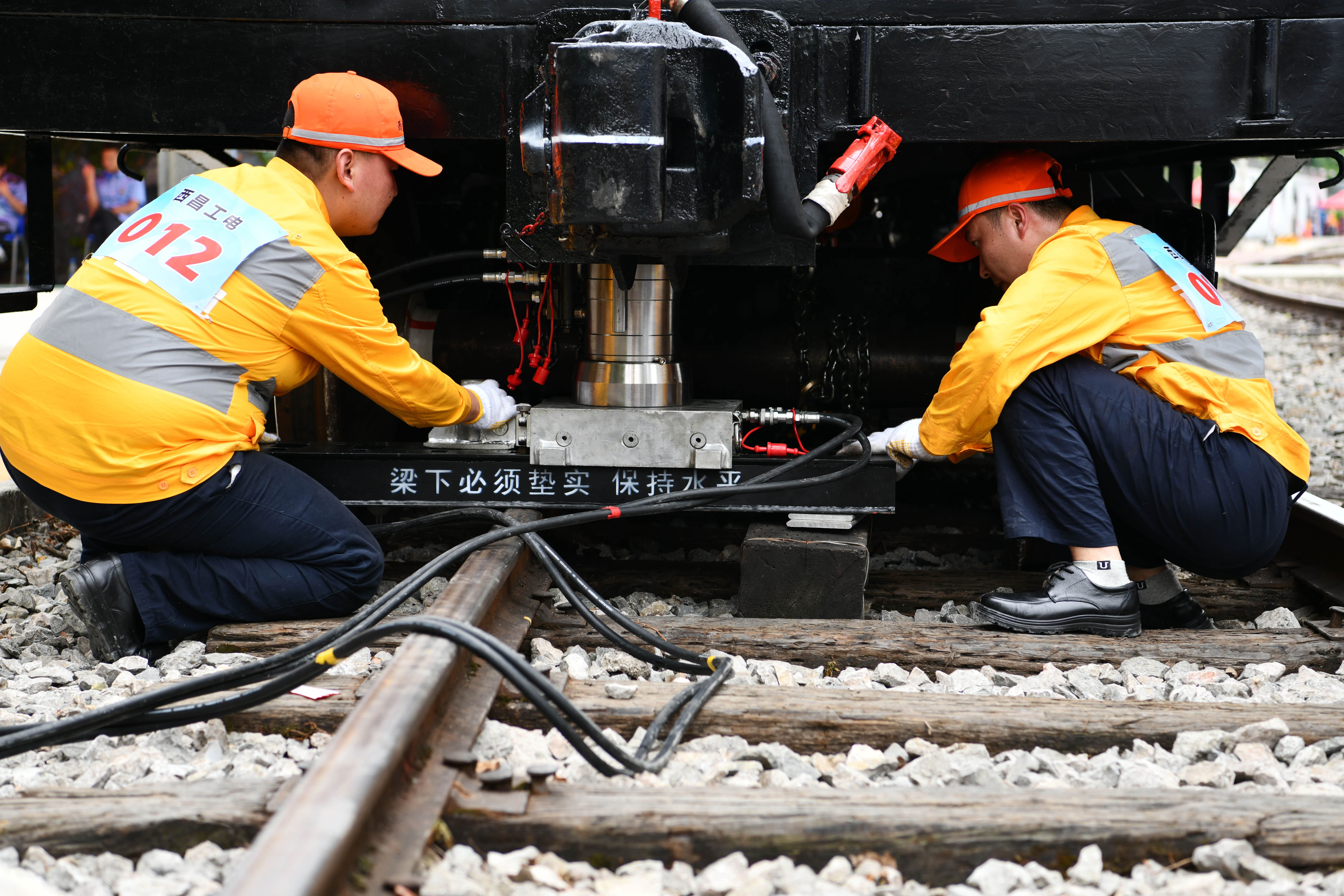 贵阳:铁路供电系统职工赛技能(4)