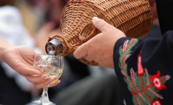 为啥酒桌用"祭祀手"敬酒不合适?过来人:膈应人,这是基本礼数