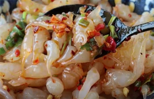 天热了,教你在家做凉粉漏鱼鱼,清凉劲道爽滑,过瘾又好吃