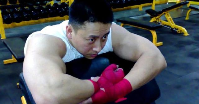 中国顶级保镖李旭究竟有多强悍?筷子击穿3cm钢板,1小时赚28万