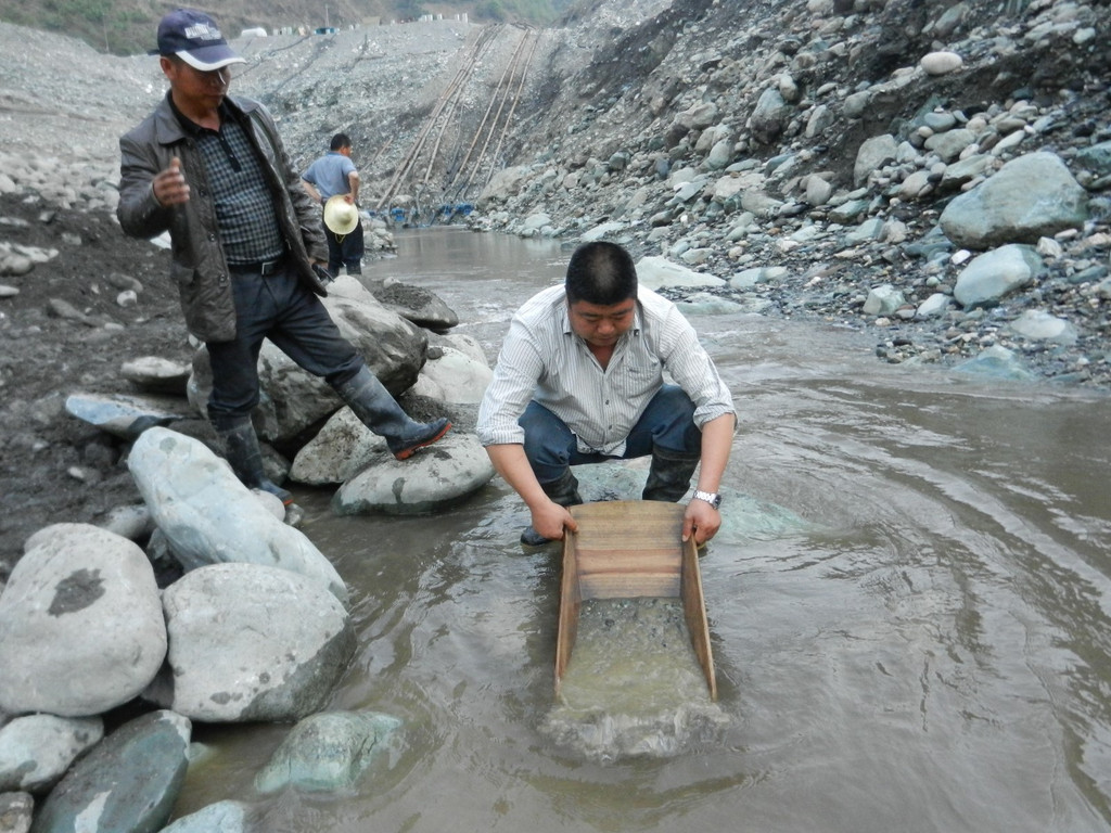 1994年,青海农民在河里淘金,结果淘到了一块神秘的匈奴金牌