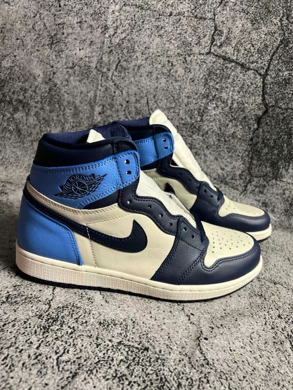 aj1黑曜石北卡蓝,aj里的常青树 鞋子整体采用优质皮革制成,米白色