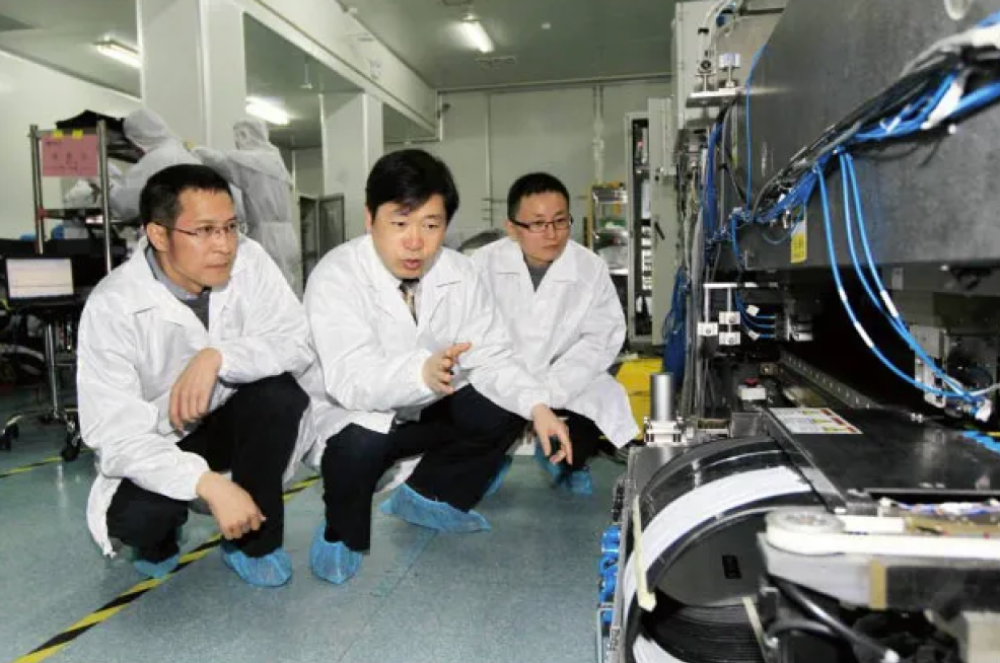 打破ASML垄断，国产高端光刻机“破土”，一台设备可卖6000万！