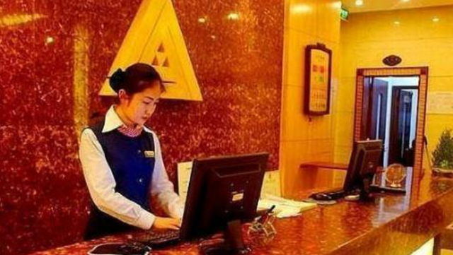酒店前台小妹好心提醒:尽量不要住情侣酒店,看见这种东西就退房