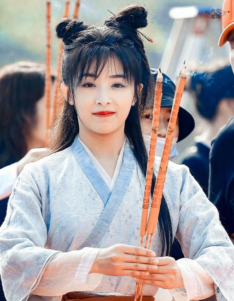 张含韵生图来袭!时隔多年再次拍戏,32岁依旧宛如少女,俏皮可爱