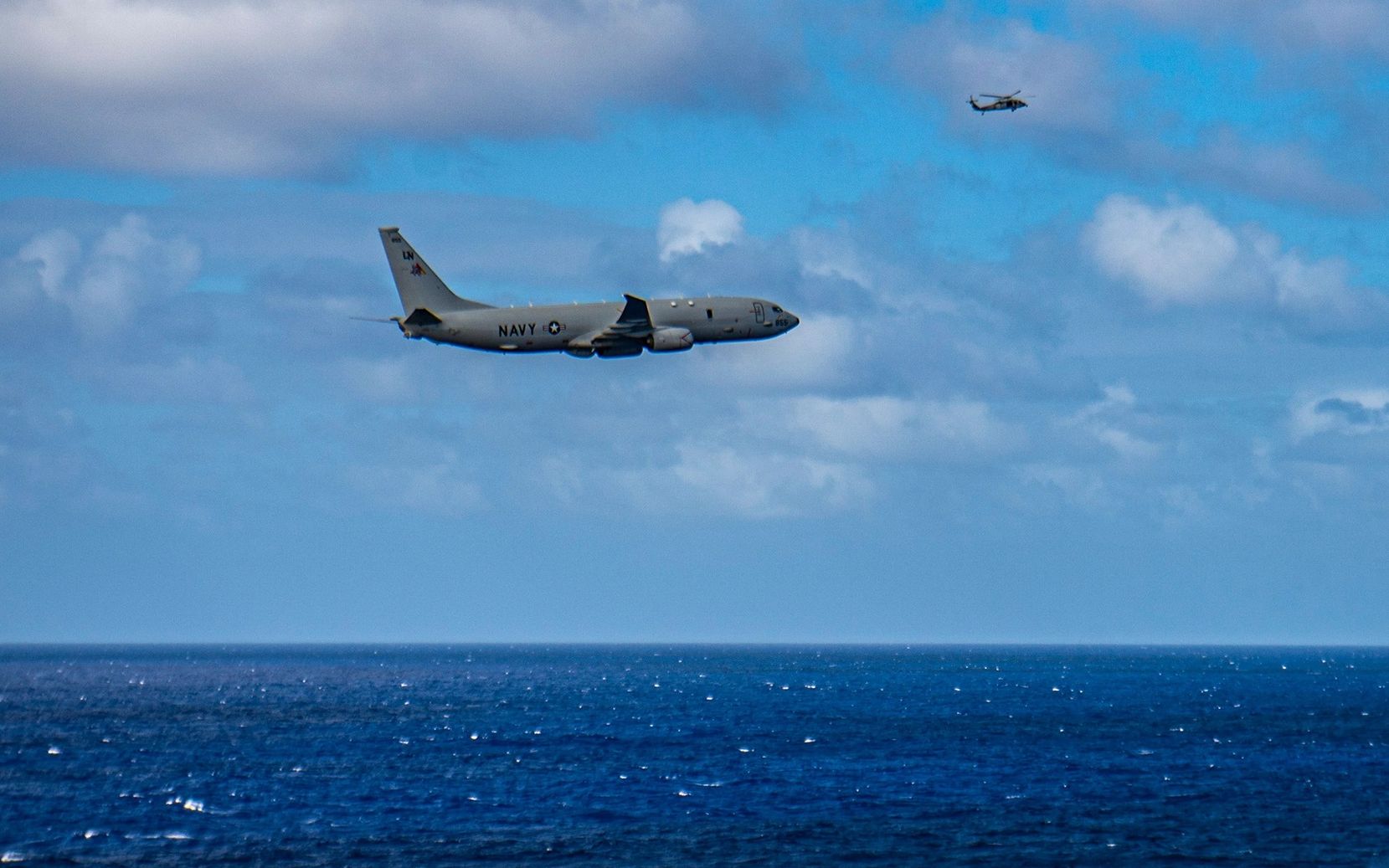 p-8a反潜巡逻机过航台湾海峡,东部战区跟监警戒