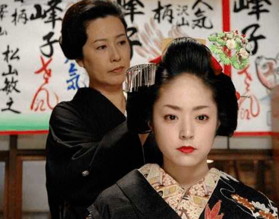 日本花魁岩崎峰子:宴会上遭英国女王嘲讽后,故意靠近侍奉亲王