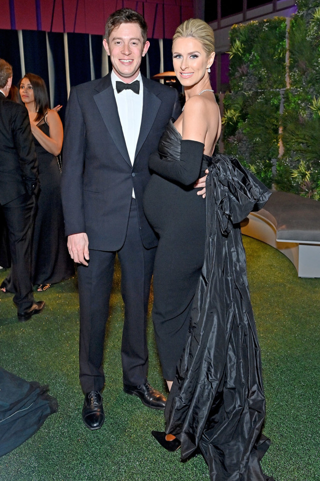 38岁希尔顿挺孕肚逛街,男闺蜜抱娃,三胎终为罗斯柴尔德家添男丁