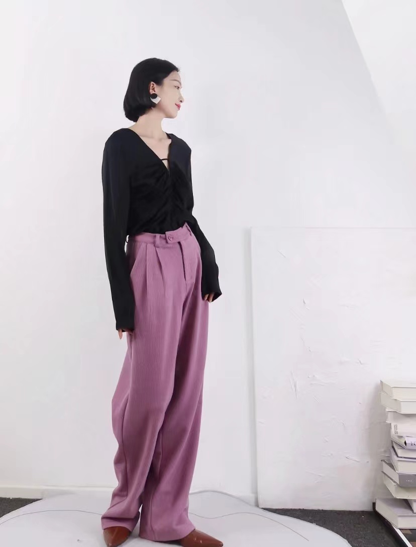 紫色裤子配什么颜色上衣?紫色这样搭配才够高级