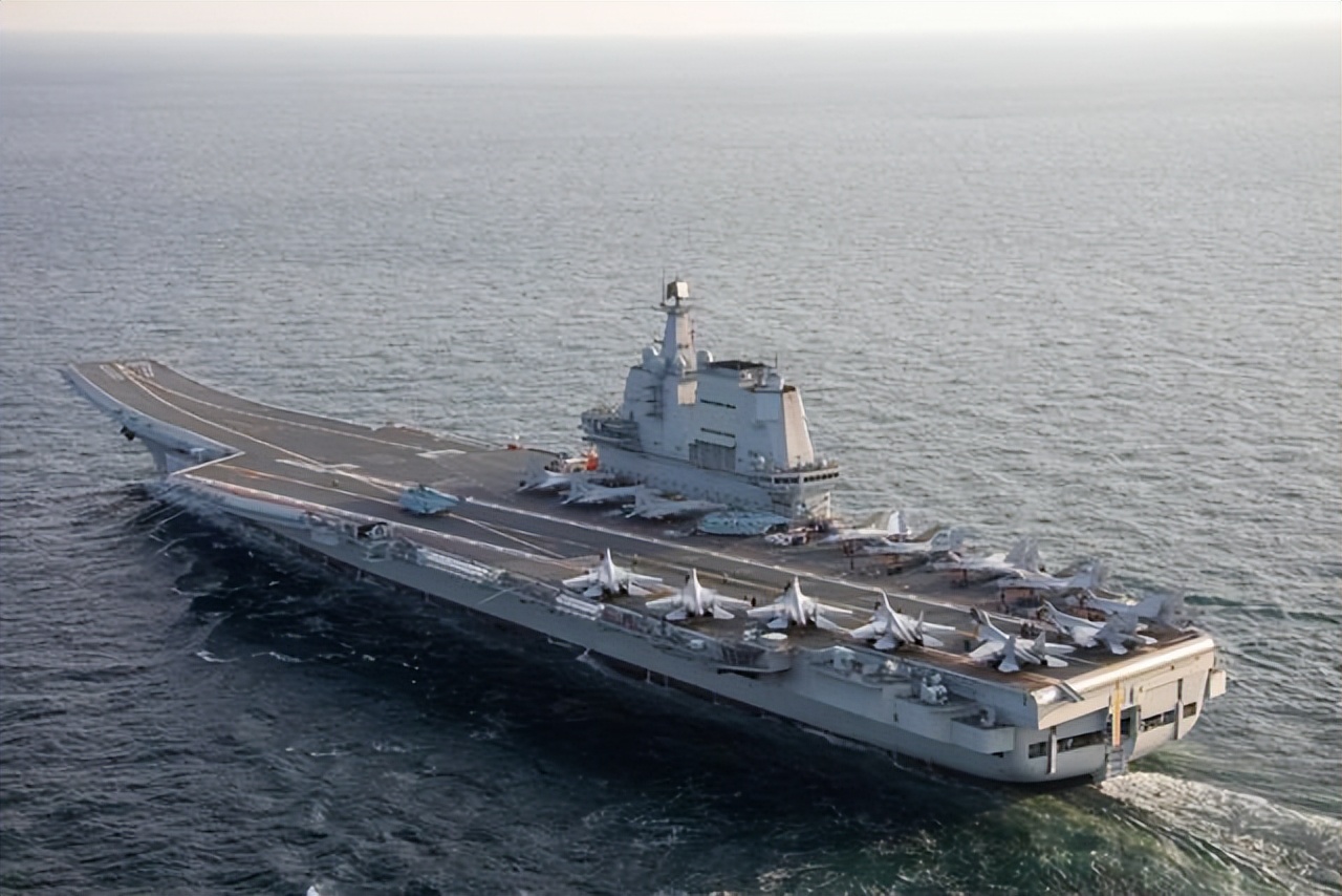 中美军舰太平岛过招,日本近距离跟踪山东舰,中方强势反应不忍了