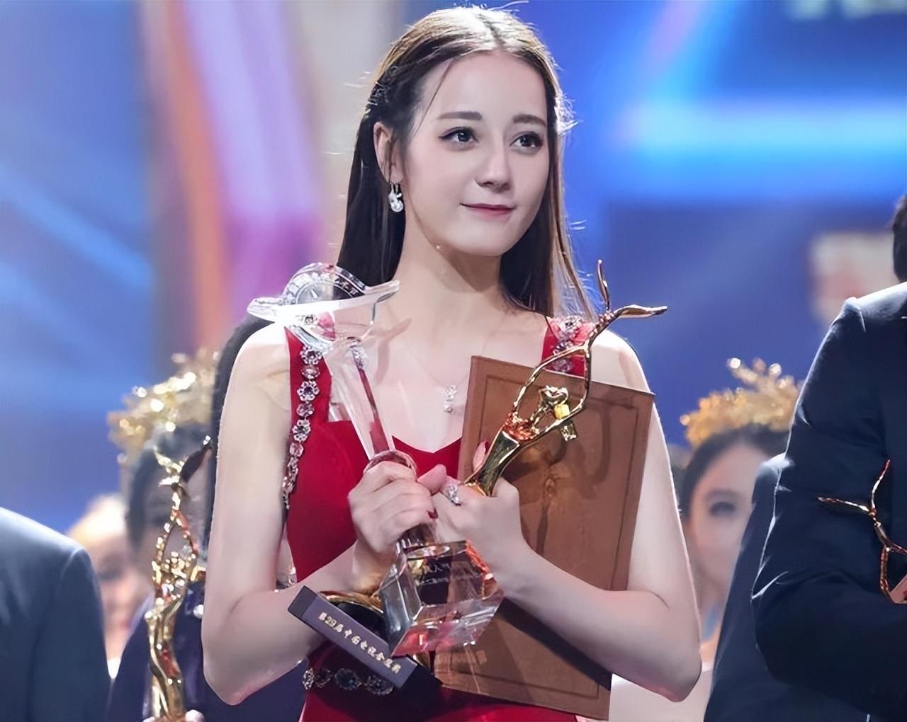 回顾:殷桃在迪丽热巴那受的气,张译帮她还,金鹰视后水分有多大