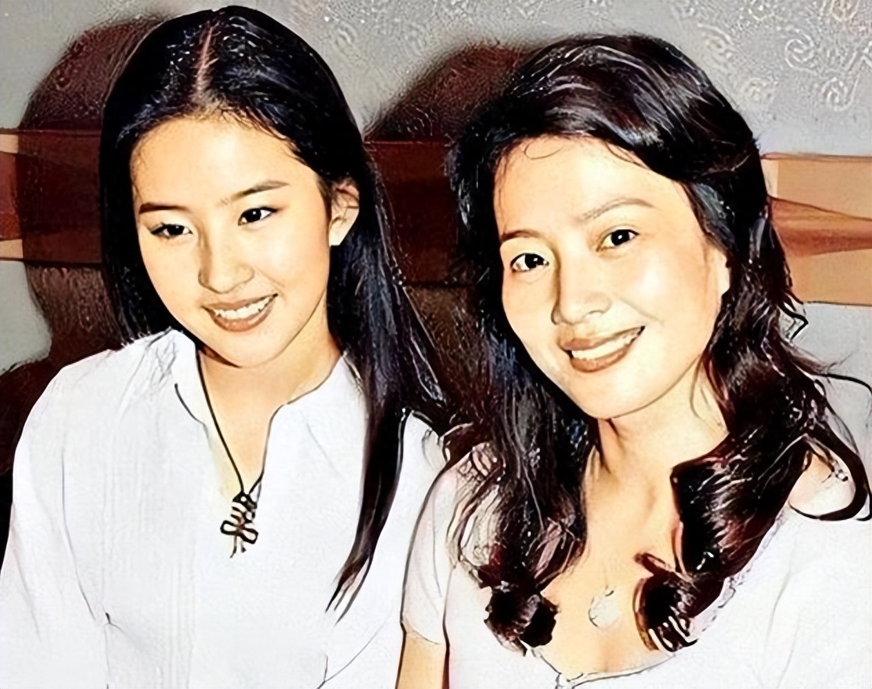 回顾刘晓莉两婚两离至今单身比女儿刘亦菲还美为女儿放弃一切