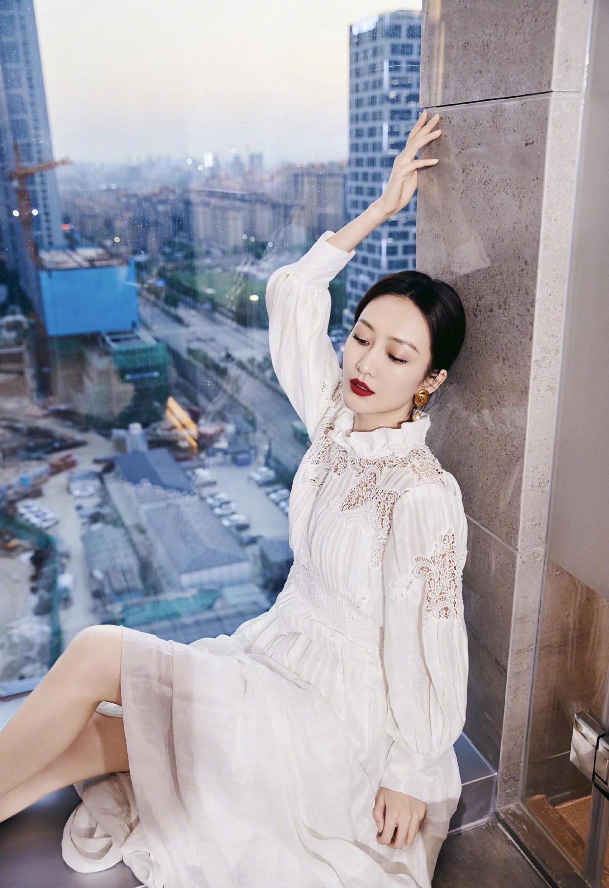 王鸥真"放得开",穿蕾丝白裙大玩纯欲风,这腿小姑娘都羡慕