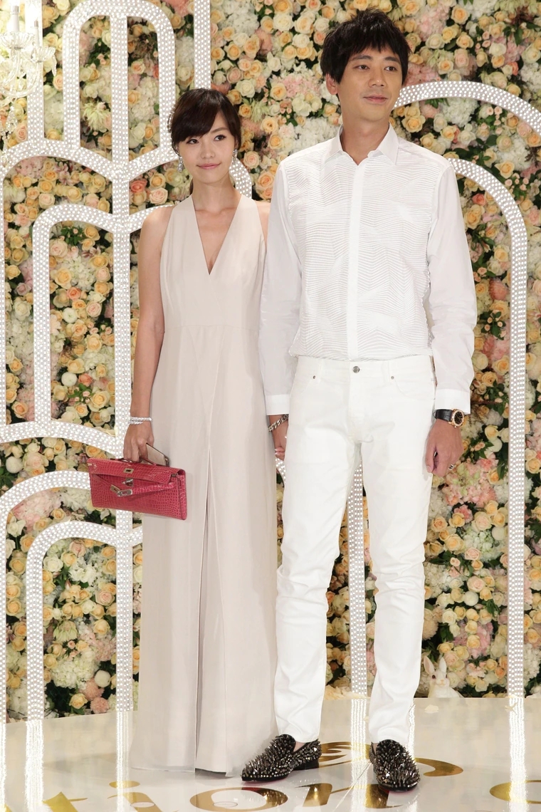 信与前女友低调复合,上海街头十指紧扣被拍,17年感情难舍难离