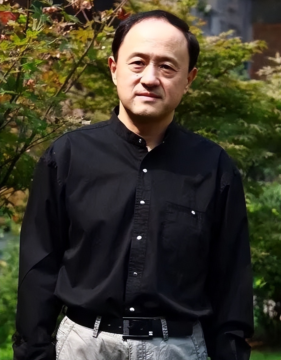 还记得老戏骨杨新鸣吗?上过春晚,52岁被人熟知,如今片约不断