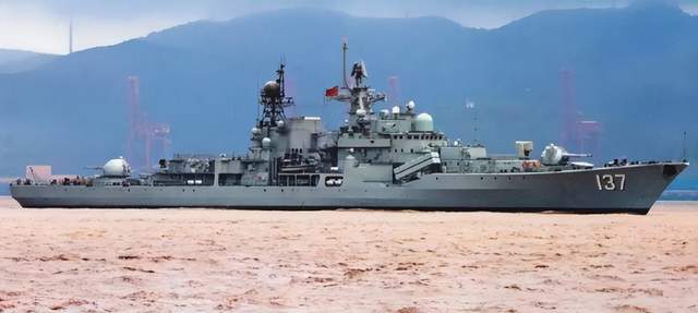 "现代"级驱逐舰:双管130毫米舰炮威武,将成两栖战的火力支援