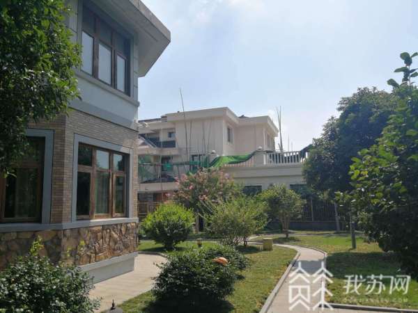 丹阳:别墅边再建"别墅" 大肆违建为何无人阻止?