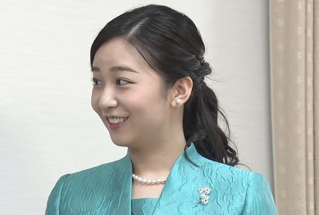 日本佳子公主出席朗诵会,湖蓝色穿上身太老气,忧郁眼神让人心疼