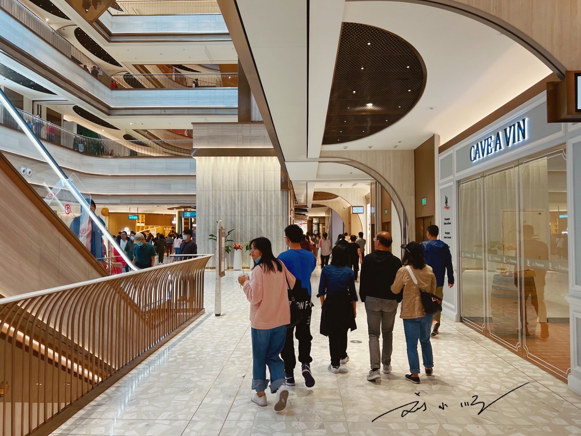 上海浦东的"新晋"网红商场,人气很旺,却被抱怨不如北京和成都