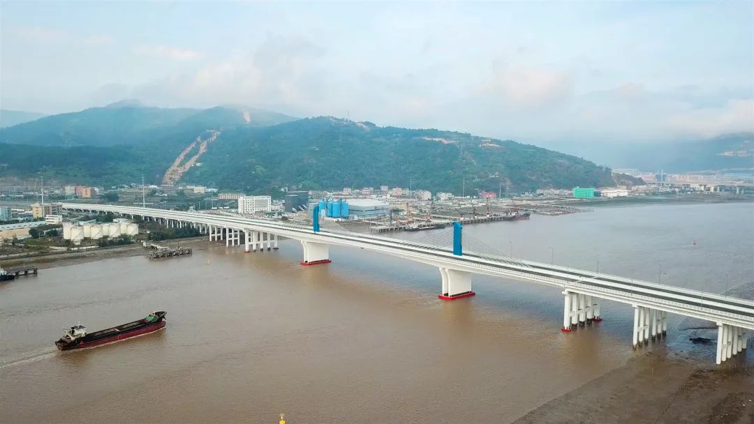 浙江温州鳌江口跨江大桥建成通车