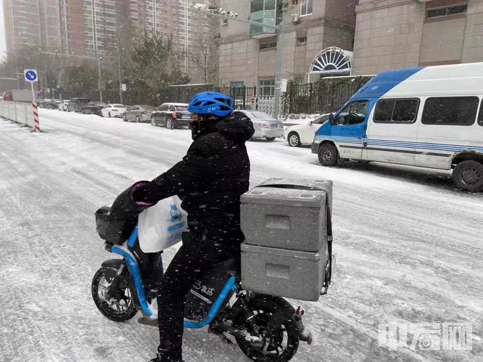 北京遇大雪天气 快递小哥坚守岗位