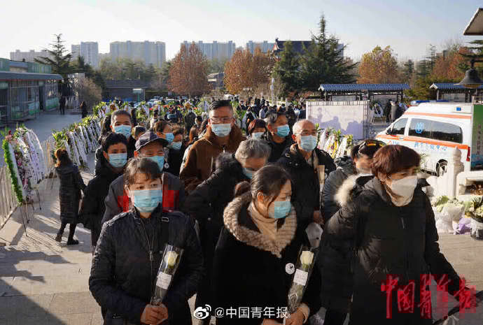 陈爱莲遗体告别仪式 上百名学生列队为她献花