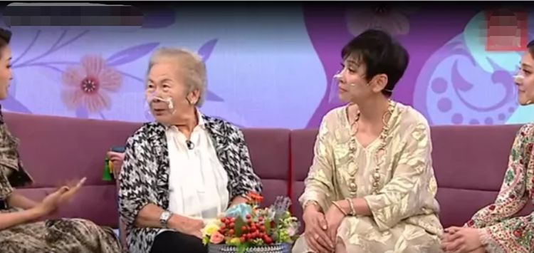 85岁tvb许碧姬近照,头发全白皱纹丛生,中年丧夫晚年丧女显辛酸
