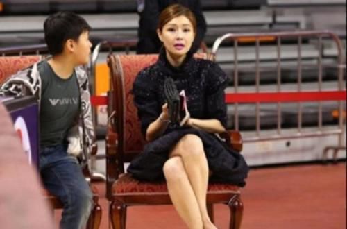 吴迪——易建联身旁那个美艳动人的女老板