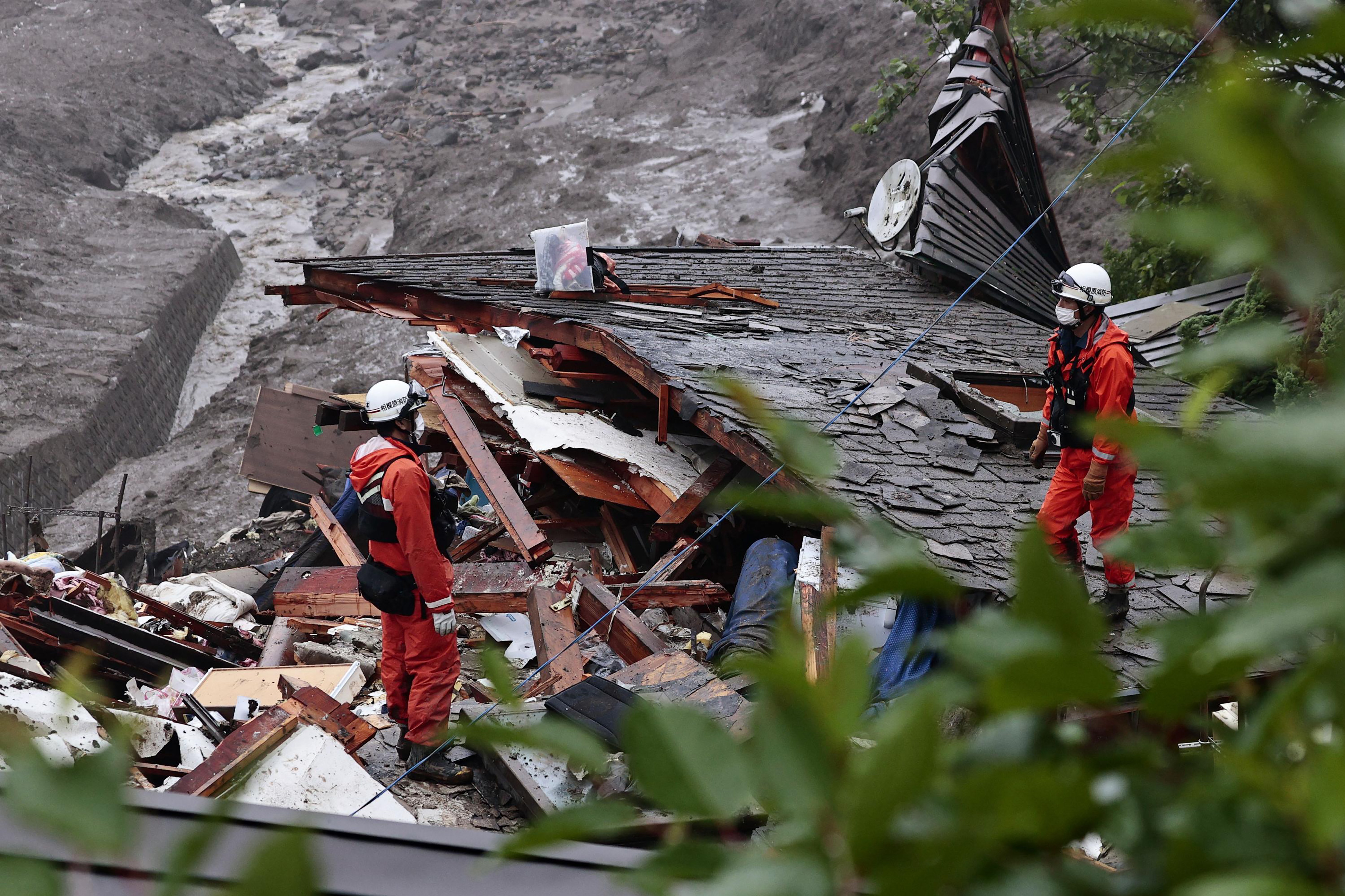 日本热海市泥石流灾后救援艰难进行 约20人仍下落不明