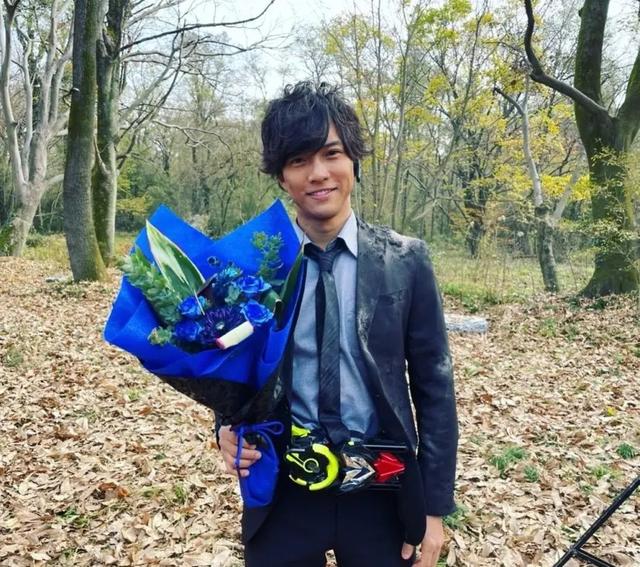 假面骑士:或人和刃姐秀恩爱之后,庄吾和伊兹也开始了!