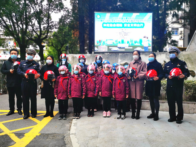 全市首个警校合作"共享头盔箱"亮相方塔小学