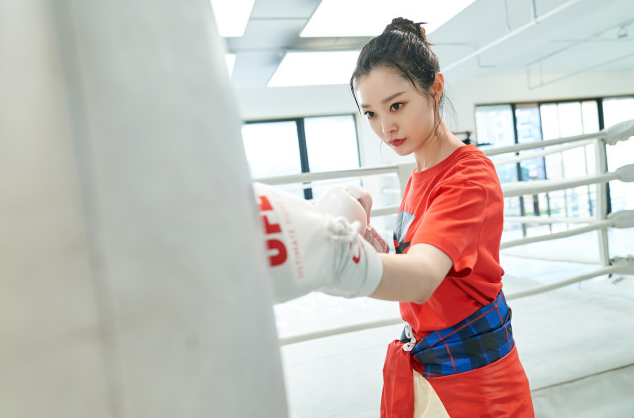 旗袍"小腰精"宋轶,不减肥不节食,只依靠这个网红呼啦圈