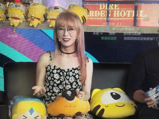 dota2:sccc直播和女主播撞衫,粉丝纷纷梦碎