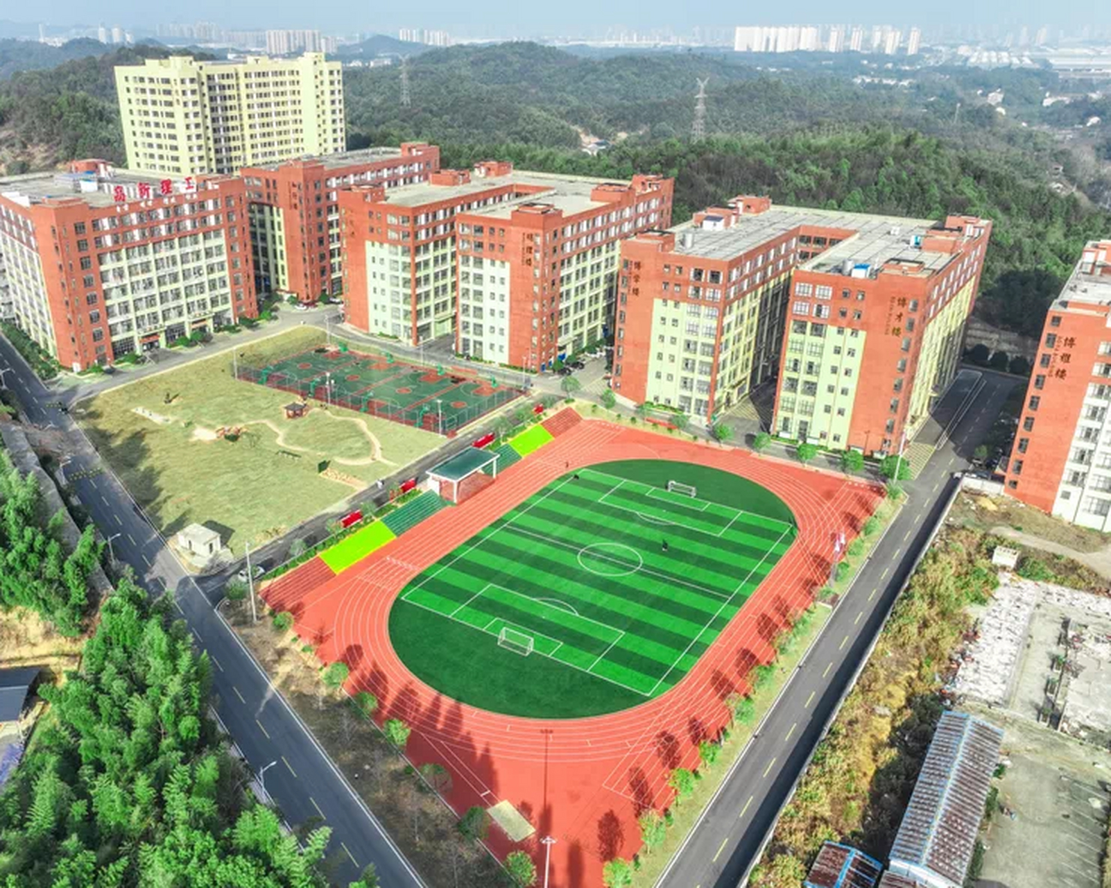 图片 湖南高新理工技工学校立足湘江新区,对接湖南"三高四新"发展战略