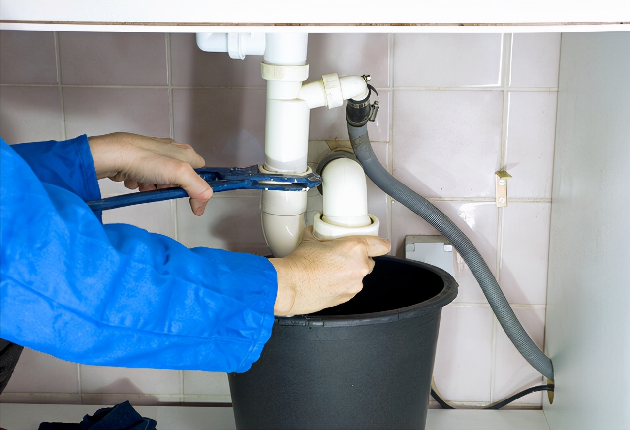 下水道堵了,别傻傻用开水烫!教你这样做,管道畅通无阻