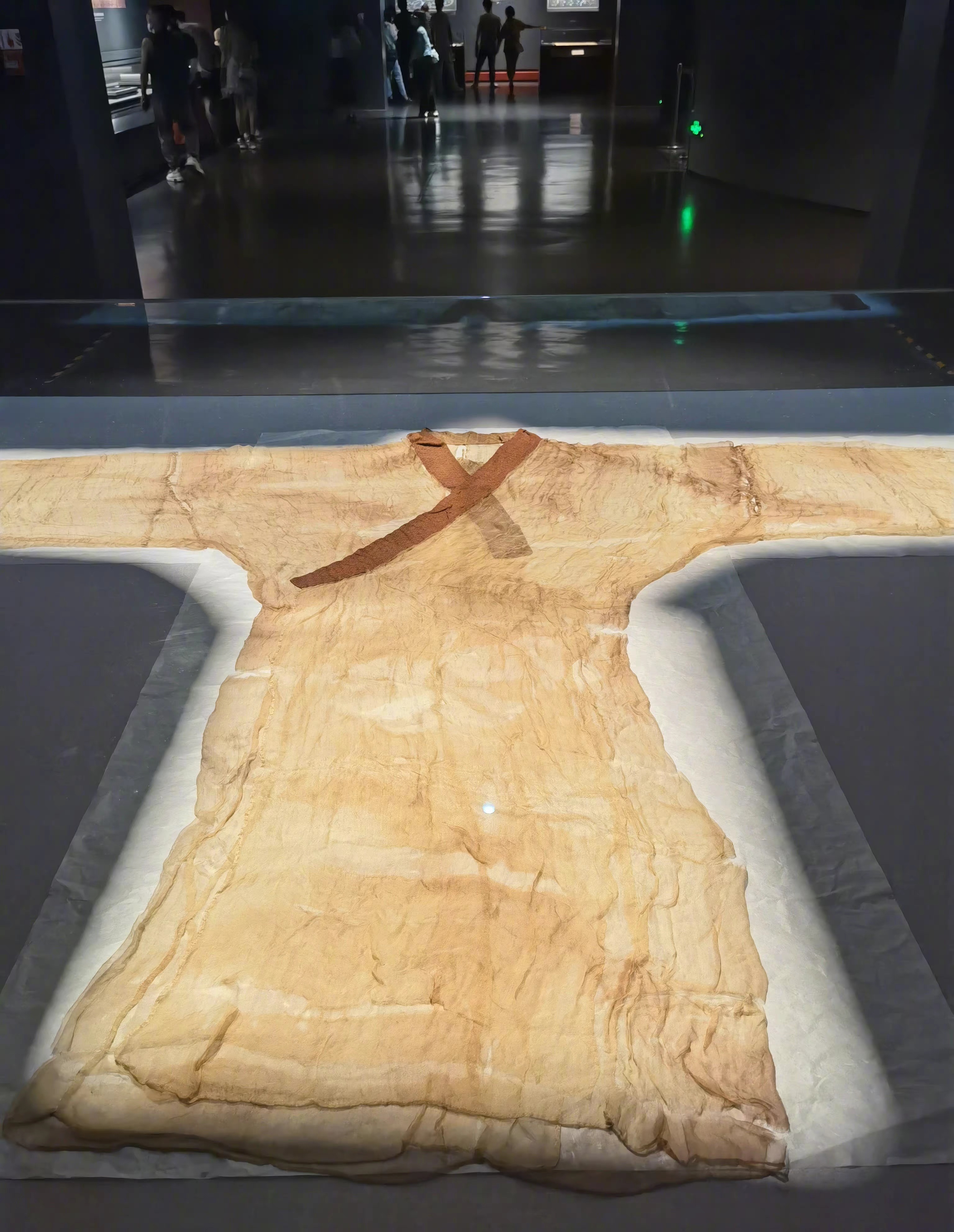 在马王堆汉墓出土了这样一件衣服,仅49克,薄如蝉翼