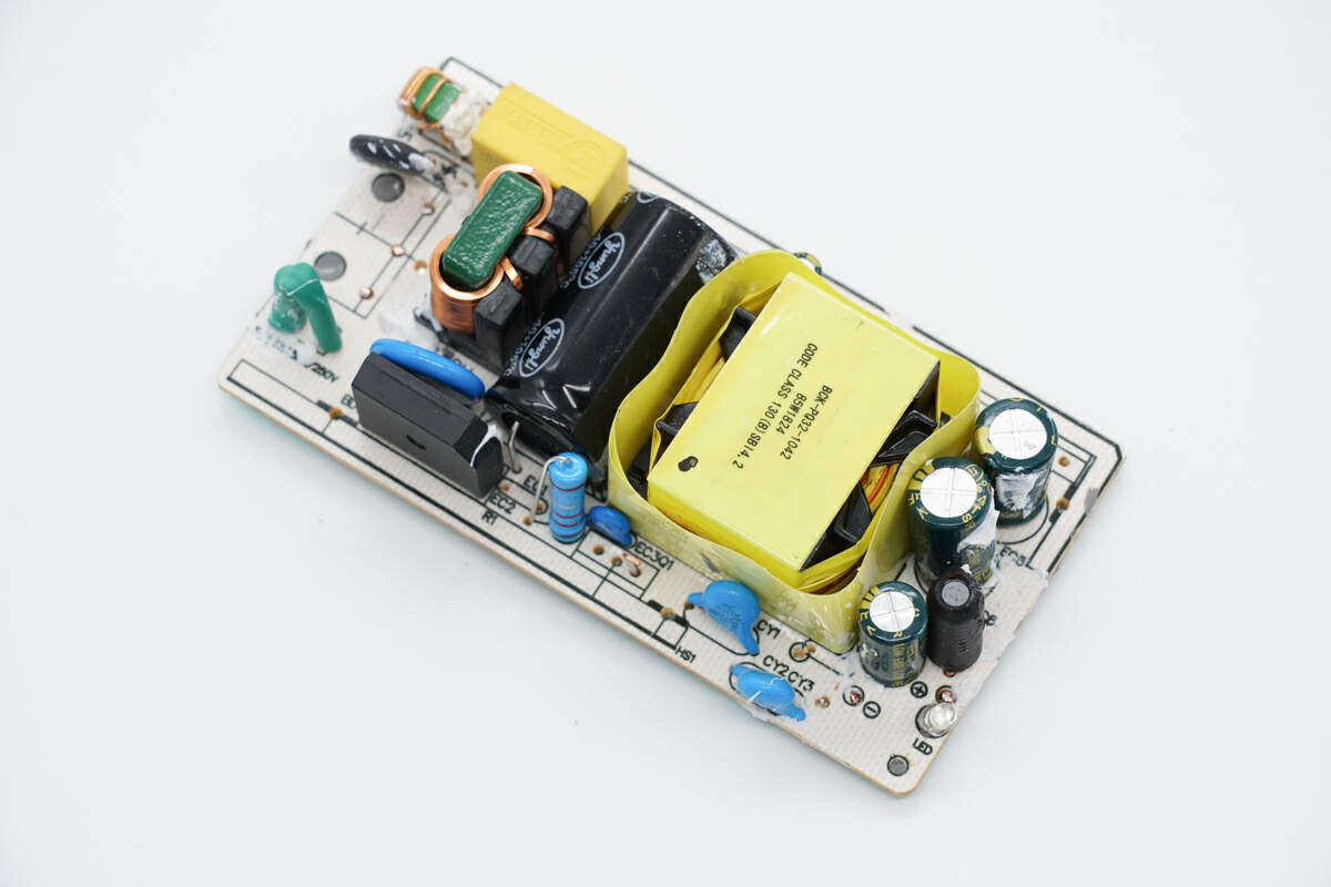 看着中规中矩,不过内部这点设计不错,欣鼎好80w电源适配器拆解