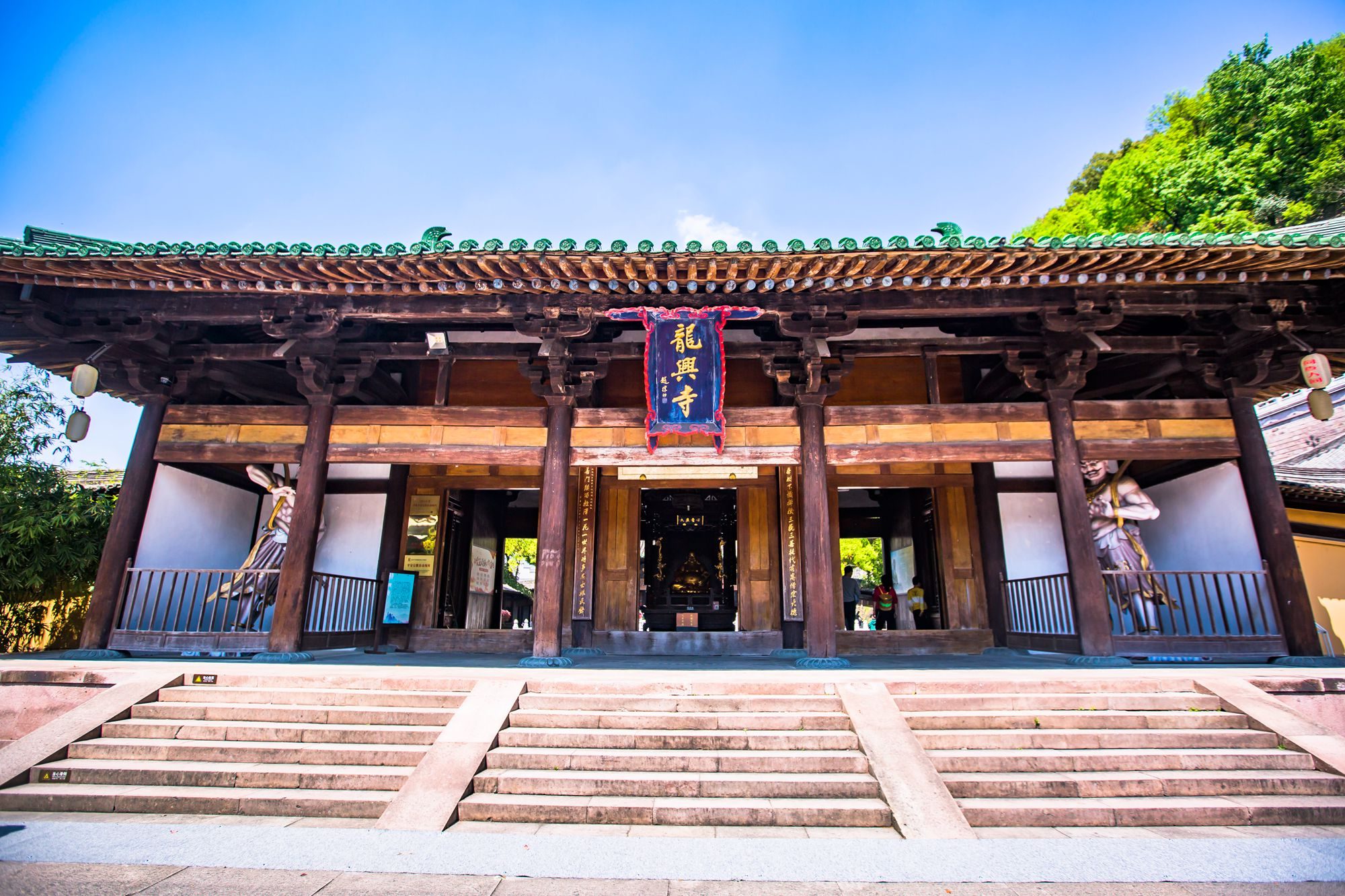 浙江台州有一座龙兴寺,历史悠久,是日本佛教天台宗的重要发祥地