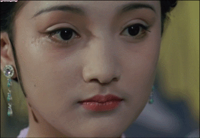 1991年导演谢铁骊筹拍聊斋系列电影《古墓荒斋》时,看到了周迅的挂历