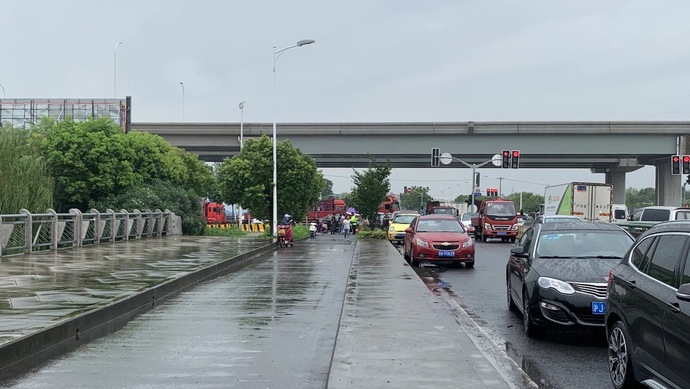 s7沪崇高速月罗公路出口太堵,迷惑性路标让驾龄21年的老司机都中招