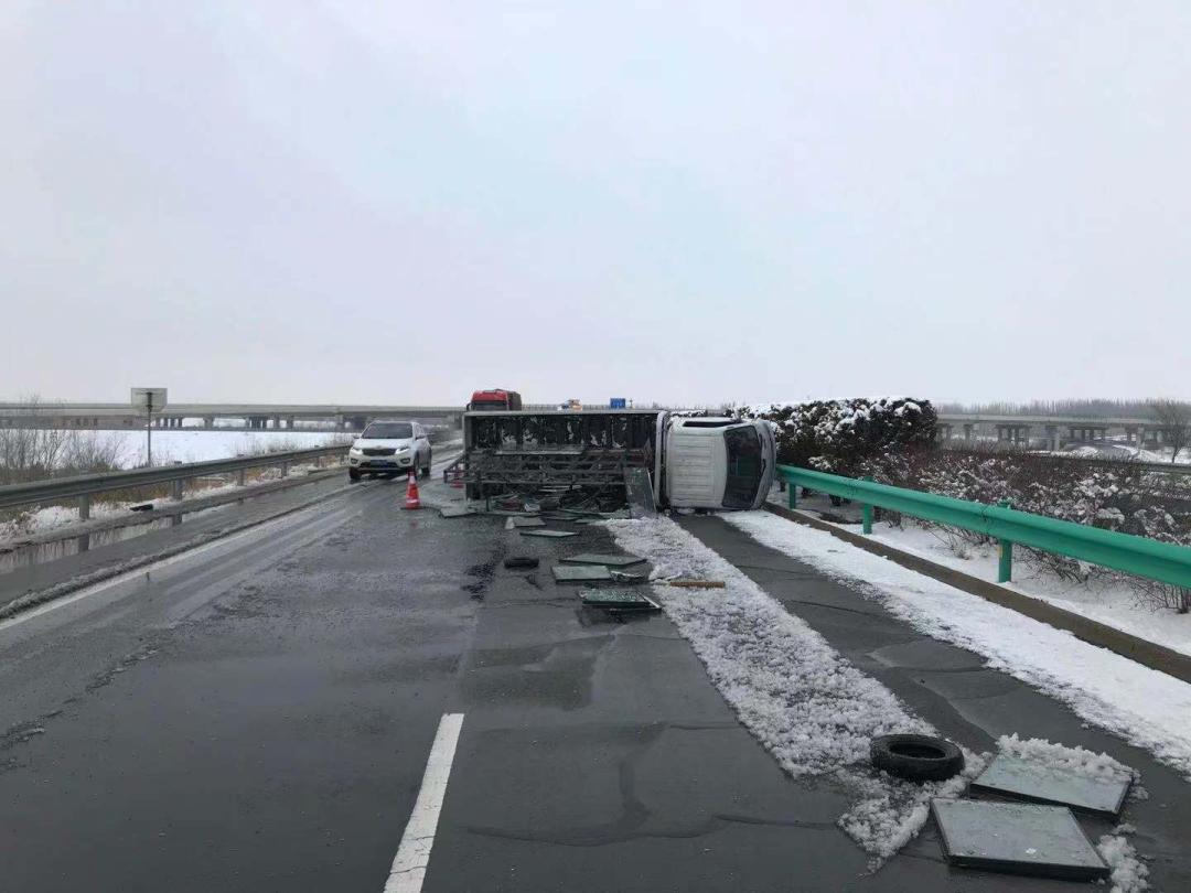 雪天货车事故图片大全图片