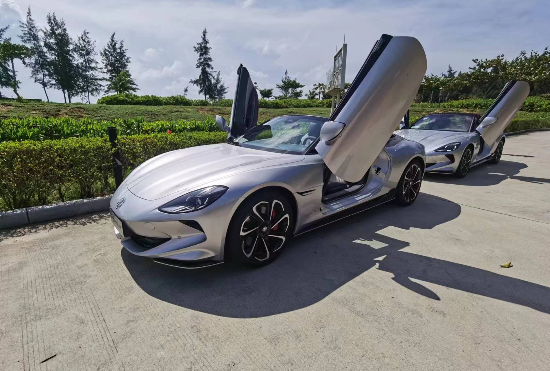 试驾mg cyberster 软顶敞篷英伦跑车的万种风情