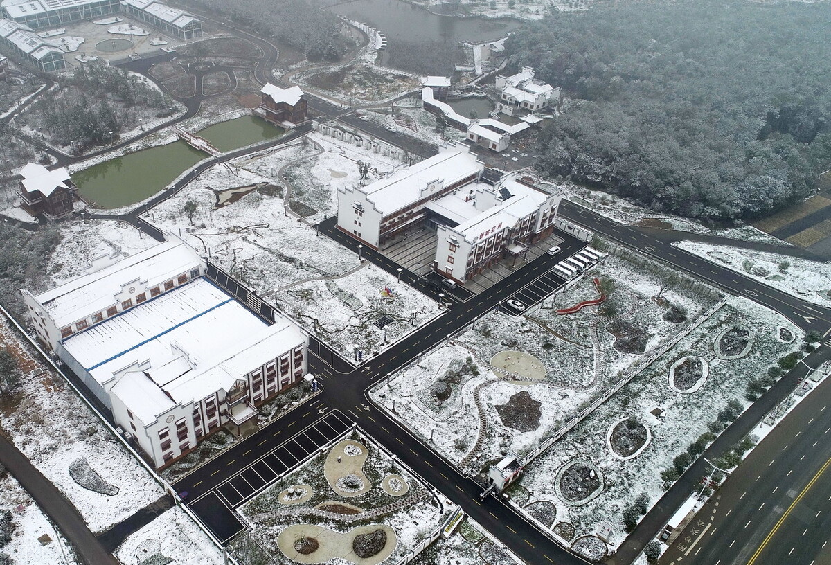 江西撫州市金溪縣香谷小鎮,在薄雪的點綴下,多姿多彩,風景獨特