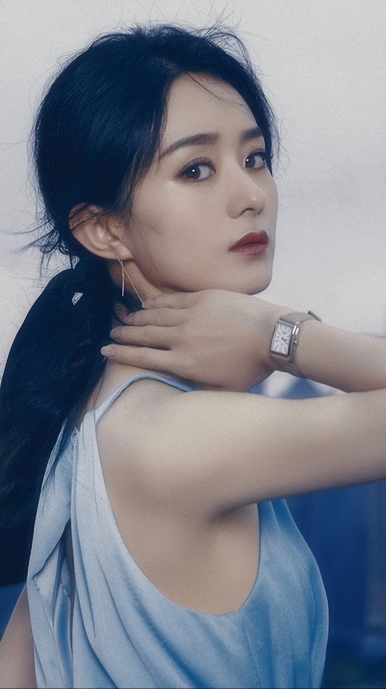 离婚后的赵丽颖,独居上海一个人散步吃烤串,和陈晓内核一致