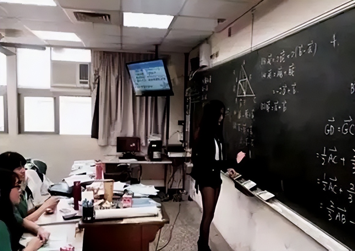 年轻女教师穿jk上班,引发热议:老师要有个老师样