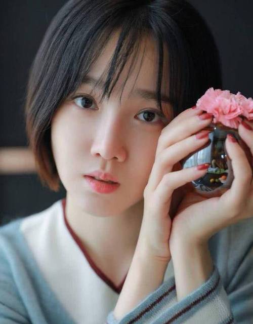 自曝整容数十次,"后天美女"陈小纭旧照流出后,真实颜值成亮点